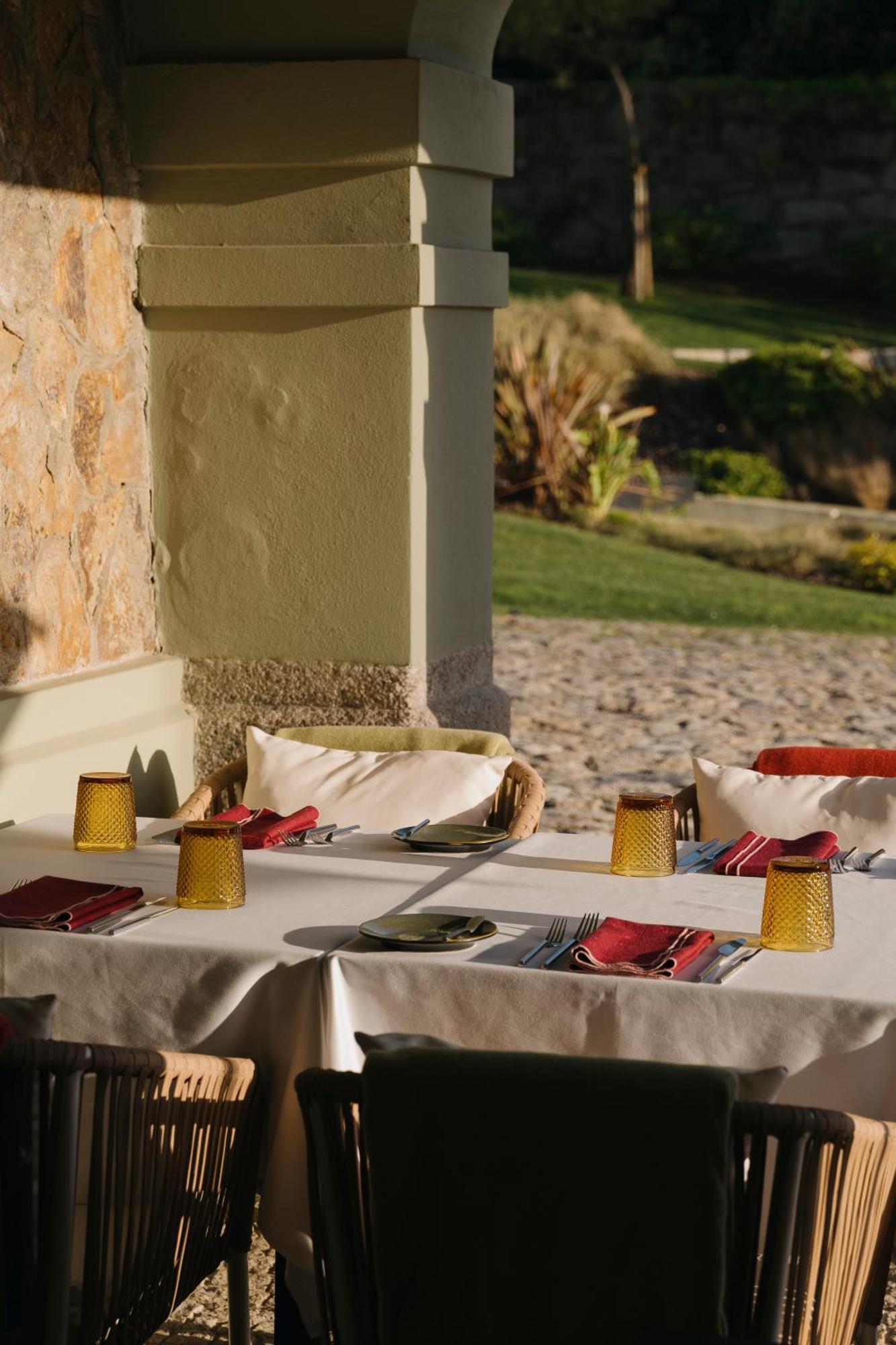 פורטו Vila Foz Hotel & Spa - Member Of Design Hotels מראה חיצוני תמונה A table set for dinner